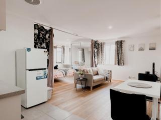 Cozy studio, Pet free, Budget friendly Canberra - 2