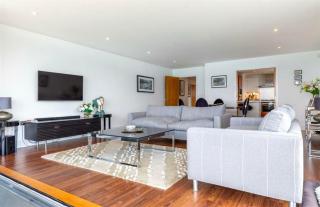 Spacious 2-Bedroom Coastal Flat in Cowes - 6