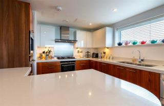Spacious 2-Bedroom Coastal Flat in Cowes - 3
