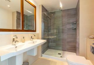 Spacious 2-Bedroom Coastal Flat in Cowes - 1