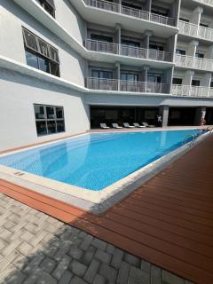 Stylish 1BR at Lush Residences Makati with City View - 7