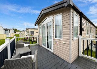 Modern Caravan At Caldecott Hall With Decking In Norfolk, Sleeps 8 Ref 91068C - 2
