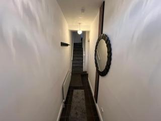 Modern 2BR Belfast Stay Sleeps 4 with Free Parking - 9
