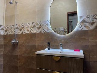 Spacious 3 Bedroom Stay DHA Lahore - 5