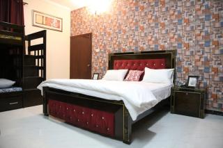 Spacious 3 Bedroom Stay DHA Lahore - 4
