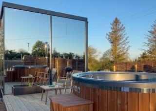 Stylish Mirrored Cabin with Hot Tub & Sauna - 9