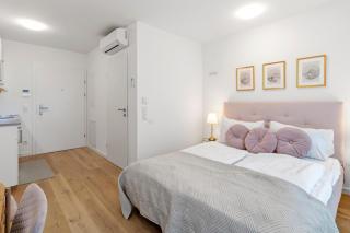 No Internet - Stylish Retreat with AC - 15 min to City Center - 2