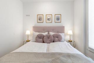 No Internet - Stylish Retreat with AC - 15 min to City Center - 7