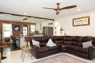 Navy Point Home & game room, near NAS & downtown - Beaches - 0