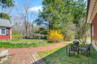 Pet-Friendly Yard: Boston Area Home Near Gillette - 5