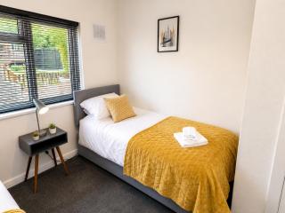 Large Home - Free Parking-WiFi By Hinkley Homes Short Lets & Serviced Accommodation - Birmingham - 9