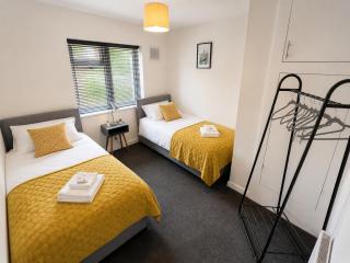 Large Home - Free Parking-WiFi By Hinkley Homes Short Lets & Serviced Accommodation - Birmingham - 8