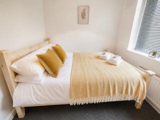 Large Home - Free Parking-WiFi By Hinkley Homes Short Lets & Serviced Accommodation - Birmingham - 5