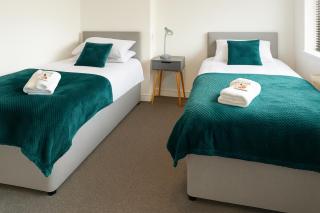 Large Home - Free Parking-WiFi By Hinkley Homes Short Lets & Serviced Accommodation - Birmingham - 1