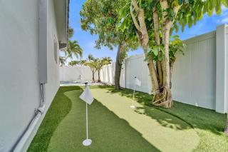 New! Heated Pool (Complimentary) • Mini Golf • Bicycles Available • Just 6 Minutes to the Beach - 9