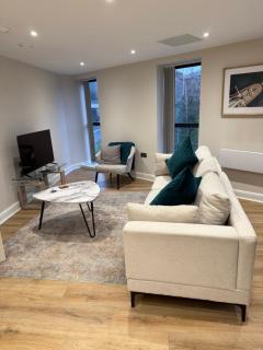 Spacious Modern Apartment, Close to Theatres - 5