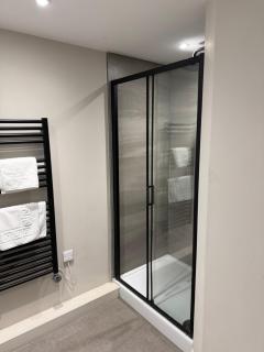 Spacious Modern Apartment, Close to Theatres - 3