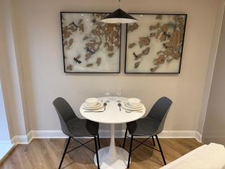 Spacious Modern Apartment, Close to Theatres - 2