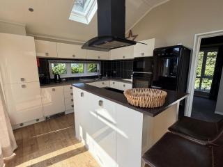 Brayford Lodge, Kentisbury Grange - Hot Tub, Pets Allowed, Free Parking & WiFi - 5