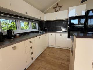 Brayford Lodge, Kentisbury Grange - Hot Tub, Pets Allowed, Free Parking & WiFi - 4