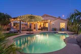 Waterfront Villa with Pool Hot Tub Lounge area - 0