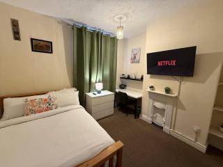 House Sleeps 8 with Parking - 1