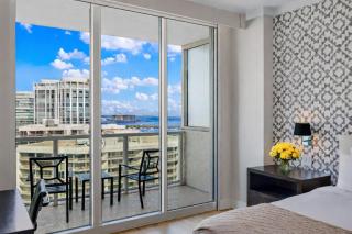 Elegant King Suite, Rooftop Pool, Full Kitchen - 3