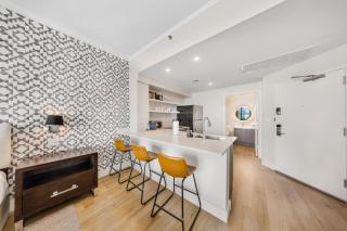 Elegant King Suite, Rooftop Pool, Full Kitchen - 5
