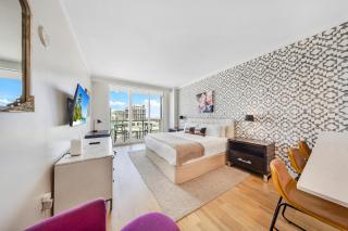 Elegant King Suite, Rooftop Pool, Full Kitchen - 2