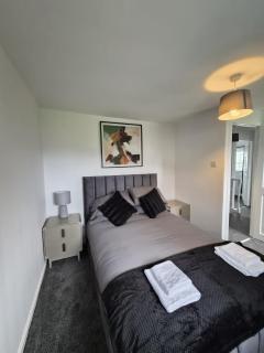 Spacious 3 Bedroom House with Large Drive - 7