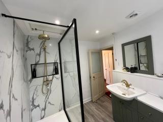 Boutique Cottage with Walk-in Rain Shower & Parking - 7