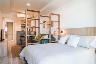 BT Homes - Estudio Luminoso, Zona de Trabajo & Balcón de Lujo - 5