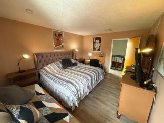 Deluxe bedroom in a beautiful home - 8