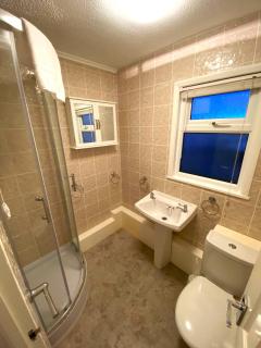 Comfortable and homely 2 bedroom Chalet with FREE passes to swimming pool, gym & club - 2