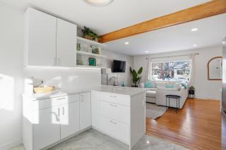 Bright & Fully Renovated Retreat - Holiday Home - 9