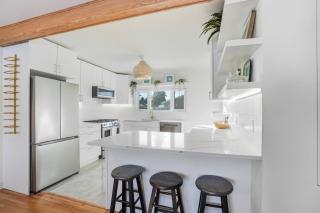 Bright & Fully Renovated Retreat - Holiday Home - 4