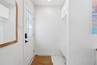 Bright & Fully Renovated Retreat - Holiday Home - 3