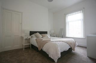 4 Bedroom sleeps 7 spacious - 2
