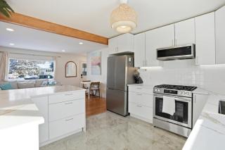 Bright & Fully Renovated Retreat - Holiday Home - 8