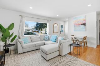 Bright & Fully Renovated Retreat - Holiday Home - 2