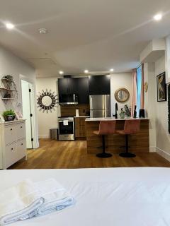 Pink Sunrise Studio #209, King Bed, Downtown, AC - 2