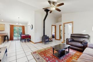 Pet-Friendly Cabin Fenced Yard Near Lake - 5