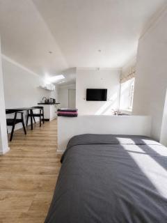Old Town Quiet Rooftop Studio Apartment - 5