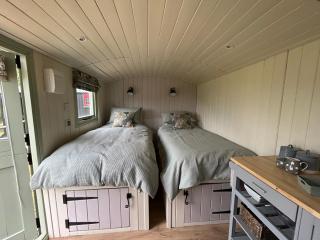 Spinney Wood Glamping, Willow Hut - 5