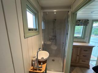 Spinney Wood Glamping, Willow Hut - 6