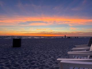 Walk to Beach, Private Beach Townhome, Backyard, Fire Pit, Shell Island & St Andrews State Park - 4
