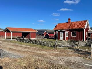 Mysigt torp på bondgård - 0