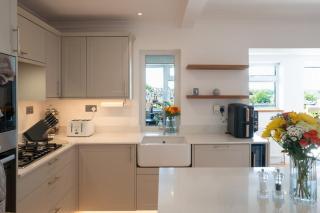 Perfect Booking Modern Home By High Street - 1