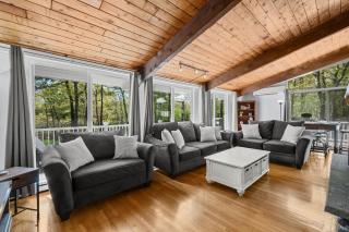 Relax at This Dog-Friendly Sandwich Retreat - 2