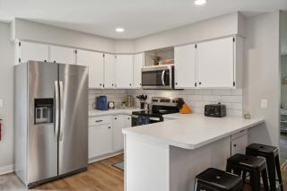 Serenity on Strauss 400 - Cozy Duplex in Prime Location - 2